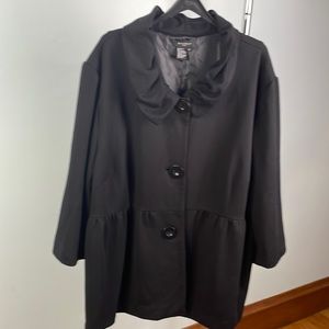 Soft, black Jersey fabric. Ruched collar, 3 big buttons. 3x